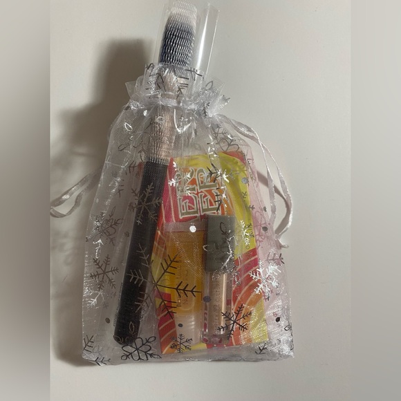 Makeup Bundle Perfect for Gifting. Work Wife, Secret Santa, Stocking Stuffers - Picture 10 of 10